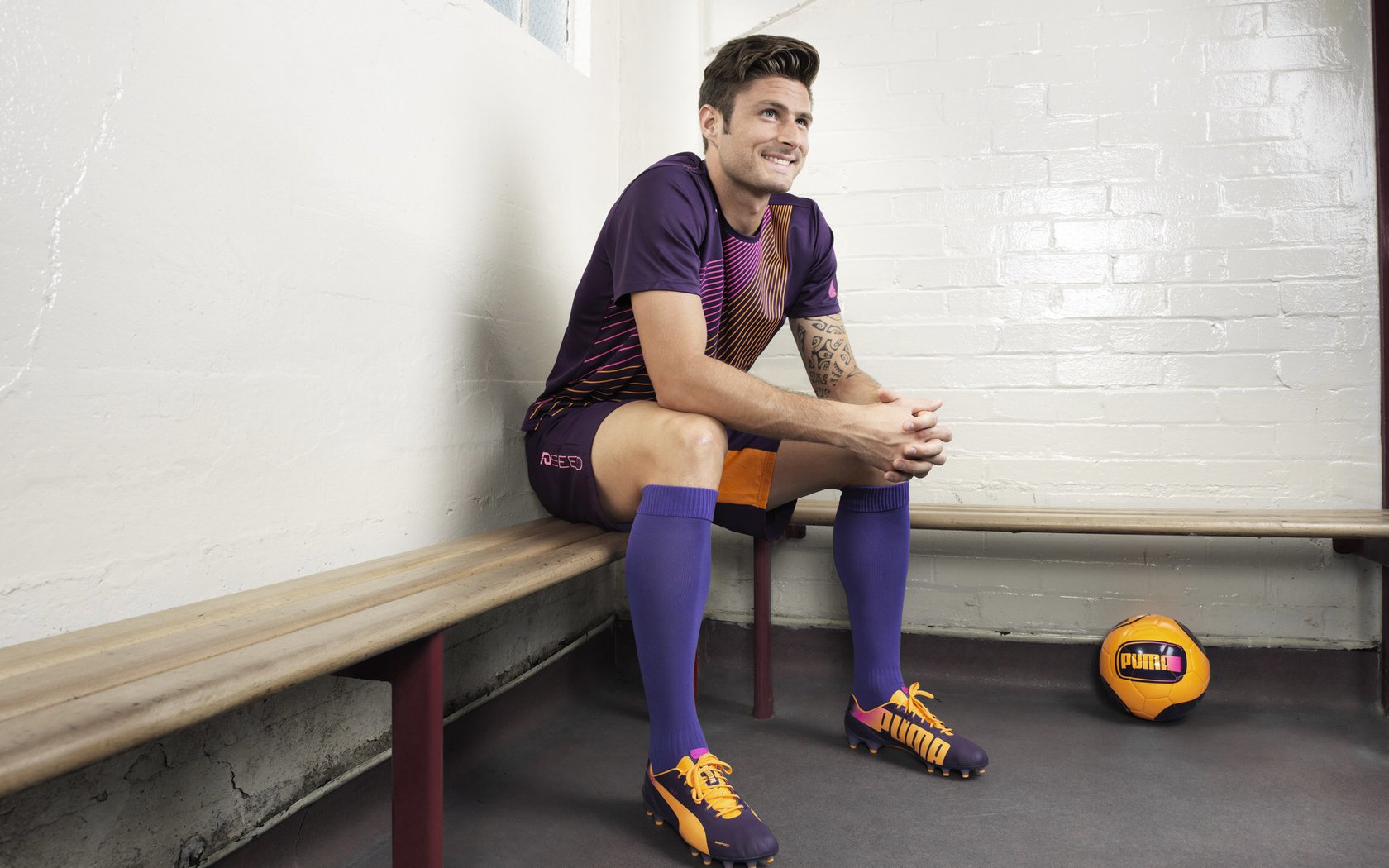 跨国青训合作推动足球科技创新,打造未来竞技新模式,青年足球训练